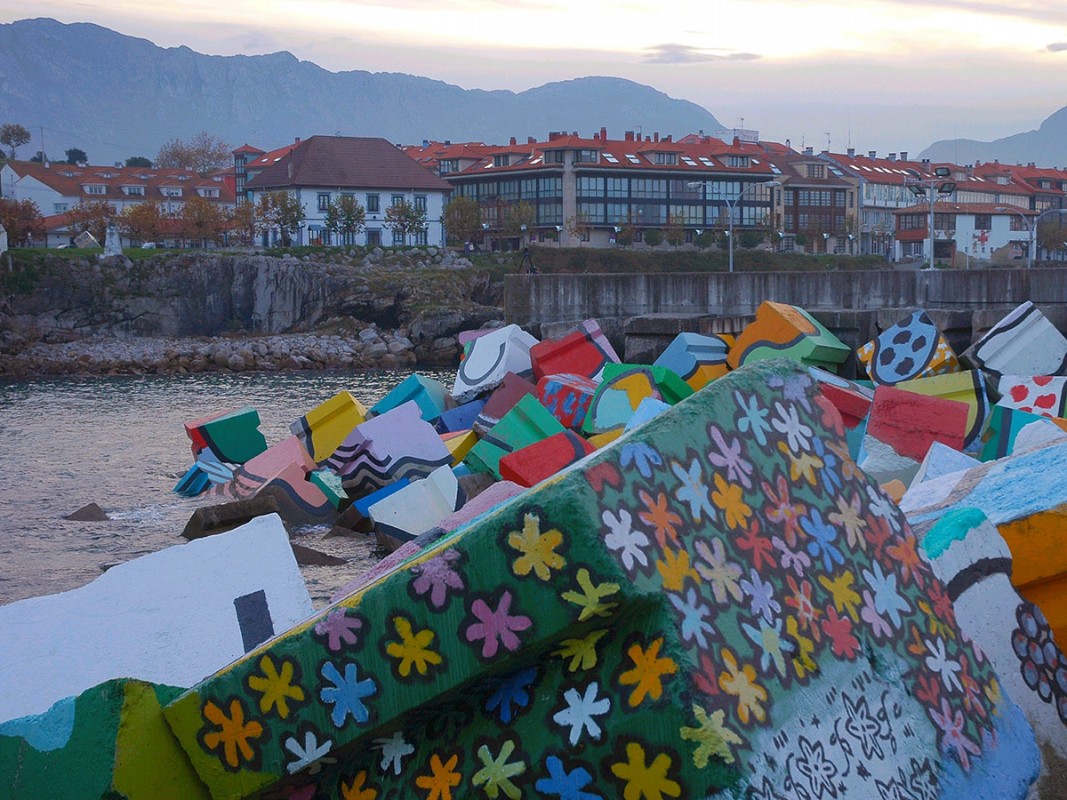 Cubos de la Memoria Ibarrola (Llanes) 13 Km.