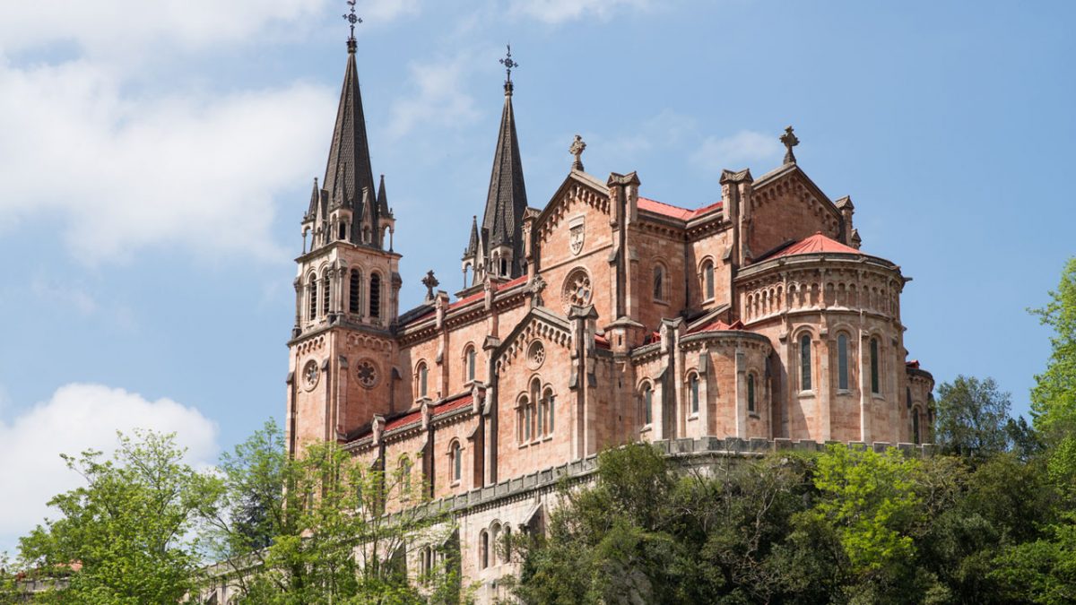Basílica de Covadonga (45 Km)