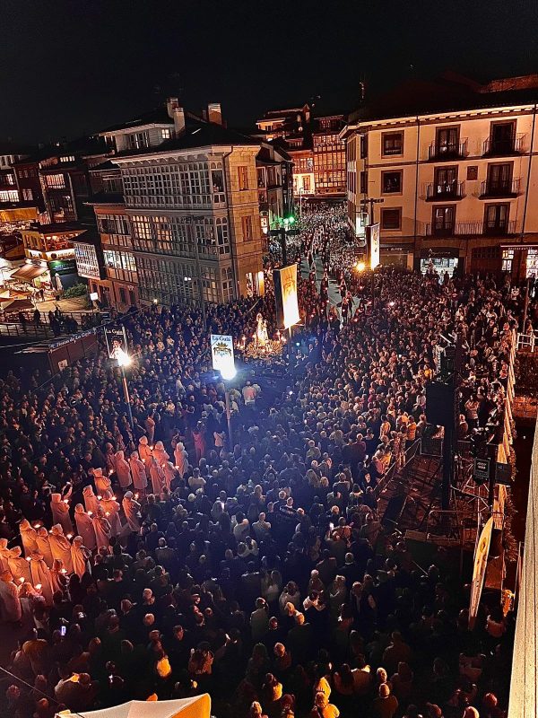 Procesión nocturna de mantillas, fiesta de La Guia